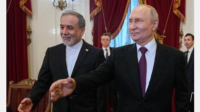 Bild: Dmitri Lovetsky/Pool AP/AP/dpa
Der russische Präsident Wladimir Putin, rechts, und der iranische Außenminister Abbas Araghtschi sprachen in Moskau über den Iran-Krieg