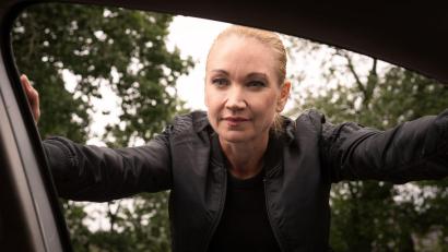 Bild: Christine Schroeder/ZDF/dpa
TV-Kommissarin Sarah Kohr (Lisa Maria Potthoff) ermittelt in einem Dorf bei Hamburg.