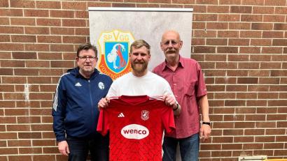Bild: SpVgg Vohenstrauß
Lukas Mudra (Mitte) wird wieder das Trikot der SpVgg Vohenstrauß tragen. Sportlicher Leiter Stefan Linz (links) und Harald Scheck freuen sich.