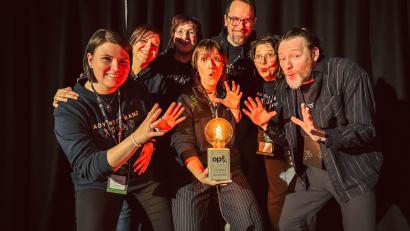 Bild: Oberpfalz-Marketing
Die stolzen Gewinnerinnen und Gewinner des Ideenwettbewerbs „Opf.Rocks“ 2026 präsentieren ihre Auszeichnungen im Regensburger Degginger. Ihre Projekte reichen von medizinischen Innovationen bis hin zu neuen Kulturkonzepten für die Region.