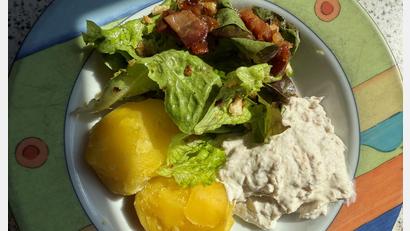 Bild: Ilse Hauer
Im ersten Moment ungewöhnlich ist die Kombination von Thunfisch-Quark mit gebratenem Speck, Zwiebel, Salat und Pellkartoffeln. Am Gaumen ist das einfache Gericht dann überraschend lecker.