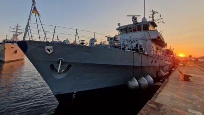 Archivbild: Hauptbootsmann Stephan Pagels
Der Minenjäger Sulzbach-Rosenberg (hier im Stützpunkt Kiel) war in den vergangenen Tagen häufig in den Medien. Am 23. April fand ein großer Pressetermin der Marine zur Minenabwehr statt, dabei fungierte das Boot als Anschauungsobjekt.