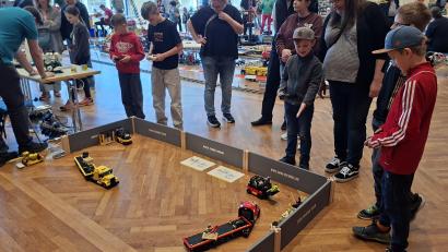 Bild: prh
Ihre helle Freude hatten die Kinder, als sie Lego-Trucks mit Fernsteuerung fahren lassen durften.