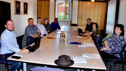 Bild: ds
Die Verbandsversammlung des Zweckverbands der Schmidtstandgruppe von links: Kämmerer Christian Link, Christian Sperber (Gemeinde Neukirchen), Stefan Steger und Rete Hafner (Gemeinde Hirschbach), Wasserwart Matthias Aures, Etzelwangs Bürgermeister Roman Berr, Vorsitzende Lydia Zahner und Kerstin Brüning von der Verwaltungsgemeinschaft Neukirchen.