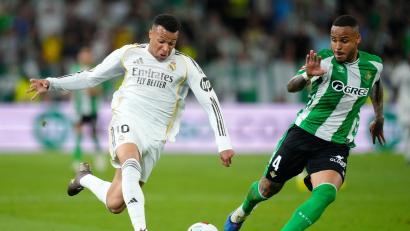 Bild: Jose Breton/AP/dpa
Im Spiel bei Betis in Sevilla wurde Mbappé (l) ausgewechselt. (Archivbild)