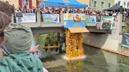 Bild: Petra Hartl
Bunte Plastikenten fluten die Vils: Das Amberger Entenrennen hat auch heuer wieder tausende Zuschauer angezogen. Fantasievoll gestaltete Enten, ein großes Fest und jede Menge Spaß.