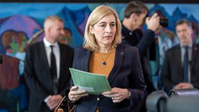 Bild: Michael Kappeler/dpa
Die Reformpläne von Gesundheitsministerin Nina Warken (CDU) stoßen auf viel Kritik. (Archivbild)