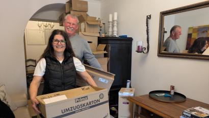 Bild: Paul Zrenner
Im Eingangsbereich der Wohnung von Wulla und Reiner Rehak stapeln sich im Moment die Umzugskartons: Das Ehepaar bricht die Zelte in Waldsassen ab und wandert nach Griechenland aus.