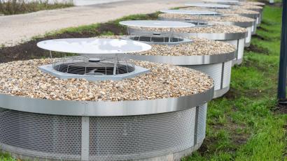 Bild: Firmengruppe Max Bögl
So sehen Eisspeicher aus: Es sind größtenteils unterirdische, mit Wasser gefüllte Zisternen. Beim Gefrieren von Wasser entsteht Energie, die zum Heizen genutzt wird. Auch am Katzenberg wären mehrere Eisspeicher nötig.