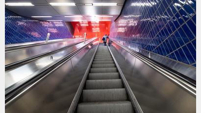 Bild: Sven Hoppe/dpa/dpa-tmn
Der 88-Jährige stürzte auf der Rolltreppe eines U-Bahnhofs. (Symbolbild)