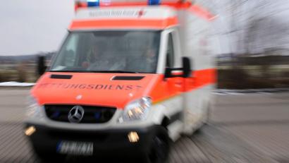 Bild: Stephan Jansen/dpa
Der Motorradfahrer wurde mit einem Rettungswagen ins Krankenhaus. (Symbolbild)