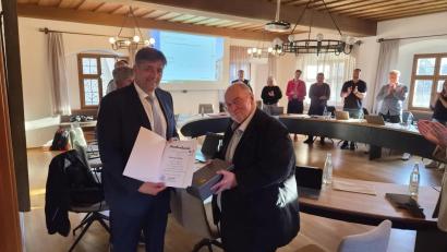 Bild: sne
Bürgermeister Edgar Knobloch (links) verabschiedete Gerhard Mark aus dem Stadtrat. Die Stadträte würdigten Marks Verdienste mit stehendem Applaus.