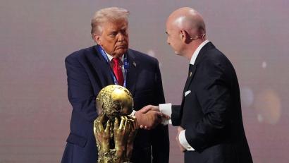 Bild: Jacquelyn Martin/AP/dpa
Umstritten: der erstmals von FIFA-Präsident Infantino (r) an US-Präsident Trump vergebene FIFA-Friedenspreis. (Archivbild)