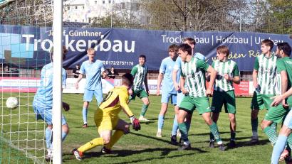 Bild: Gebert
Der SV Mitterteich gewann am Samstag gegen den TSV Obernsees mit 2:0. Hier schießt Simon Wunderlich (Mitte) zum 1:0 ein.