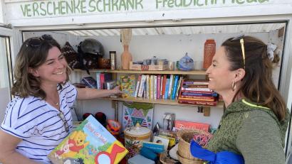 Bild: Ina Piehler
Hier herrscht Freude: Manuela Nübler (links) und Ines Filipovic vom Heimat- und Kulturverein Freudenberg beim Bestücken des Verschenkeschranks.