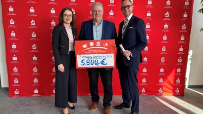 Bild: Kathrin Schmidt
Die Förderstiftung, vertreten durch die Stiftungsratsmitglieder Sonja Kalb und Landrat Richard Reisinger sowie Stiftungsratsvorsitzenden Thomas Pickel (von links), unterstützen den 40. Landkreislauf mit einer Spende.