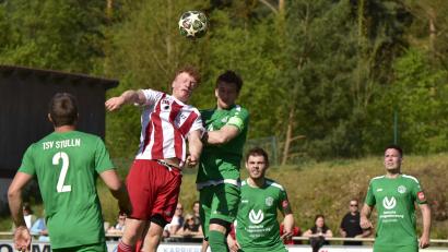 Bild: Hans Mark
Johannes Saffert (Mitte links) von der DJK Dürnsricht im Kopfballduell mit Wilhelm Frank (Mitte rechts) vom TSV Stulln.