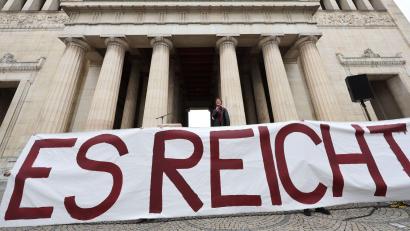 Bild: Karl-Josef Hildenbrand/dpa
Ein Transparent mit der Aufschrift „Es reicht!“ ist bei einer Kundgebung gegen sexualisierte Gewalt auf dem Königsplatz aufgespannt. Zu der Demonstration unter dem Motto „Gegen patriarchale Gewalt – für ein Ende der Unterdrückung“ aufgerufen hatte die Grüne Jugend München.