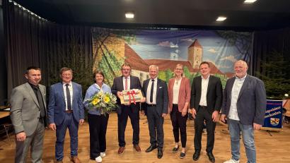 Bild: Stefanie Gradl
Zweiter Bürgermeister Thorsten Grädler (Fünfter von links) überreichte im Namen des Stadtrats einen gravierten Pflasterstein und Blumen an Gerlinde und Hans-Martin Schertl (Dritte und Vierter von links).