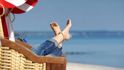 Bild: Jenny Sturm/stock.adobe.com
Die Füße hoch - es ist Urlaubszeit. Aber haben Sie auch Ihre Urlaubsansprüche im Blick?