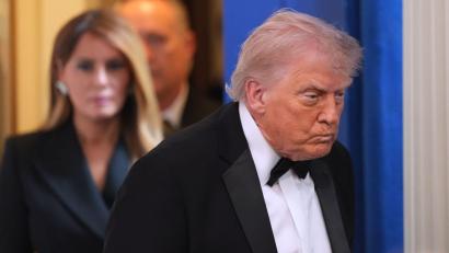 Bild: Alex Brandon/AP/dpa
Trump spricht nach den Schüssen zur Presse.