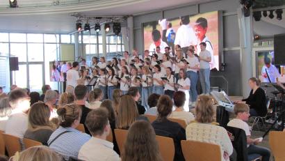 Bild: sei
Gebannt lauschten die zahlreichen Gäste dem Vortrag des Chores N.E.W. Voices , teils wurde auch mitgeklatscht und mitgeschnippt.