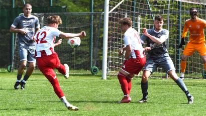 Bild: Gerhard Büttner
Giuseppe Roma (vorne links) von der DJK Weiden versucht sich mit einem Abschluss. Am Ende gewann die DJK Irchenrieth die Partie allerdings mit 2:1 und bleibt damit punktgleicher Tabellenführer.