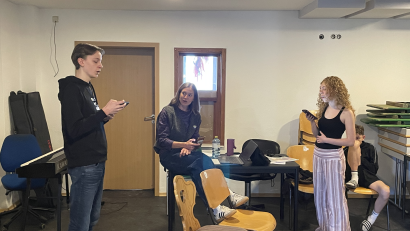 Bild: Johannes Pausch
Darsteller Maximilian Süß (Prinz Johann), Regisseurin Laura Schmucker und Rapunzel-Darstellerin Mia Puhane bei einer ersten Gesangsprobe für das Kinder-Musikstück "Rapunzel".