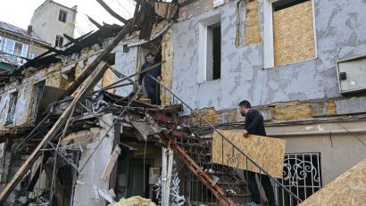 Bild: Michael Shtekel/AP/dpa
Immer wieder trifft es Wohnhäuser in Odessa - hier bei einem russischen Angriff vor wenigen Tagen. (Archivbild)