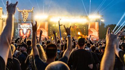 Bild: Axel Heimken/dpa
In diesem Jahr ändert sich beim Wacken Open Air nicht nur die Bechergröße, es sinkt auch der Bierpreis.