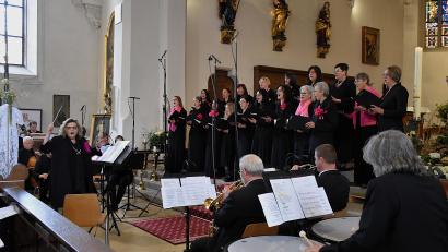 Bild: ubb
Das Ensemble Kreuzer mit Dirigentin und Chorleiterin Brigitte Kreuzer (vorne, links) bot in der Tirschenreuther Pfarrkirche gemeinsam mit einem kleinen Orchester einen besinnlichen, musikalisch hochqualitativen Nachmittag.