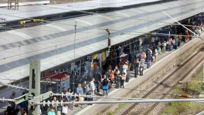 Bild: Ralf Zwiebler/dpa
Reisende warten am Bahngleis in Ulm: Wegen einer Oberleitungsstörung fuhren an dem wichtigen Bahn-Knotenpunkt nur vereinzelt Züge.