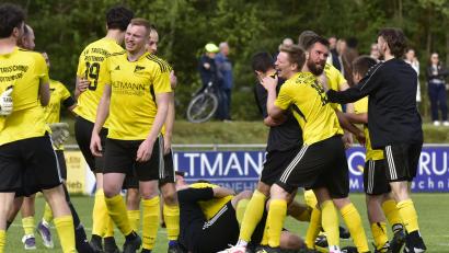 Bild: Hans Mark
Ausgelassen war der Jubel bei den Spielern des SV Trisching am Sonntag nach dem Sieg gegen die SpVgg Pfreimd II und den Aufstieg in die Kreisliga.