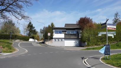 Bild: jma
Die Einfahrt zum Kapellenweg in Pressath von der Wollauer Straße aus gesehen. Der Kapellenweg wird bald wegen Arbeiten an den Wasserleitungen und an der Kanalisation gesperrt.