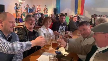 Bild: gz
Bürgermeister Reiner Gäbl (Zweiter von links) begrüßte gemeinsam mit seinem Stellvertreter Thomas Kleber (links) den tschechischen Brauereichef Jiří Plevka aus Chodová Planá und Bürgermeister Markus Ludwig aus Störnstein (von rechts).