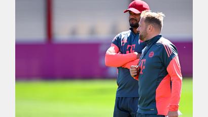 Bild: Sven Hoppe/dpa
Beim Abschlusstraining in München war der gesperrte Cheftrainer Vincent Kompany noch ganz normal dabei. Rechts sein Assistent Aaron Danks, der im Pariser Prinzenpark die Chefrolle übernehmen wird.