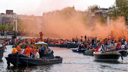 Bild: Peter Dejong/AP/dpa
In Amsterdam wird am "Koningsdag" der Geburtstag des niederländischen Königs Willem-Alexander gefeiert.