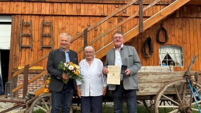 Bild: Stefanie Gradl
Bürgermeister Hans-Martin Schertl und der künftige Bürgermeister Thorsten Grädler gratulierten Therese Kraus zum 90. Geburtstag.