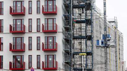Bild: Jens Kalaene/dpa
Insbesondere in Ballungsgebieten und Großstädten finden Beschäftigte immer schwerer eine Wohnung. (Symbolbild)