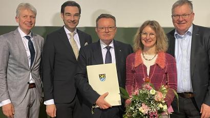 Bild: Susanne Schwab
Für seine Verdienste um die OTH Amberg-Weiden wurde der ehemalige Hochschulpräsident Prof. Dr. Erich Bauer (Mitte, hier mit dem amtierenden Präsidenten Prof. Dr. Clemens Bulitta, Laudator Dr. Stephan Oetzinger, Ehefrau Alexandra und OB Michael Cerny) mit dem Kulturpreis der Stadt Amberg ausgezeichnet.