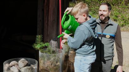 Bild: Hirsch
Wasser versickert: Revierförster Jörg Maderer verdeutlichte dies den jungen Besuchern an den Bodenbeispielen Humus, Wald und Gestein. Fast 3000 Grundschüler aus der ganzen Oberpfalz waren in der Weltwasserwoche im Freilandmuseum Neusath.
