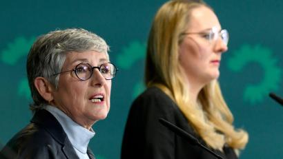 Bild: Hendrik Schmidt/dpa
Die Krankenkassenbeiträge könnten sinken, rechnen die Fraktionsvorsitzenden der Grünen, Britta Haßelmann und Katharina Dröge, vor.