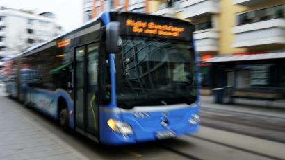 Symbolbild: Malin Wunderlich/dpa
Für die Kundgebung am 1. Mai wird zeitweise die Rosenberger Straße in der Sulzbacher Altstadt gesperrt – zwei Bushaltestellen können deshalb nicht angefahren werden.
