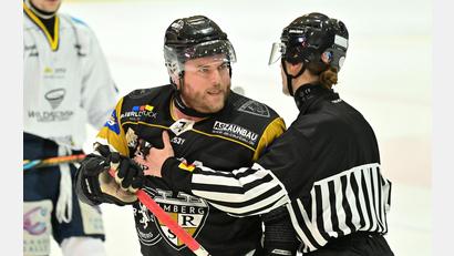 Archivbild: Hubert Ziegler
Daniel Krieger (links) in Rage: Auch in der kommenden Saison gibt der Fan-Liebling weiterhin alles für die Wild Lions Amberg.