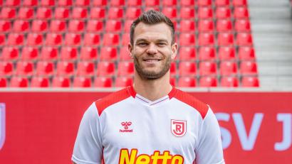 Bild: Armin Weigel/dpa
Benedikt Saller bleibt Jahn Regensburg erhalten. (Archivbild)