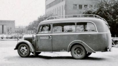 Bild: Helga Beigl
Das ist er, der erste Schwandorfer Elektrobus, genannt "schleichender Presssack". Das Foto ist auf dem ehemaligen Bayernwerk-Gelände im Schwandorf-Dachelhofen entstanden. Im Hintergrund das Gebäude, in dem heute die Kanadevia Inova-Tochter Schmack ihren Sitz hat.