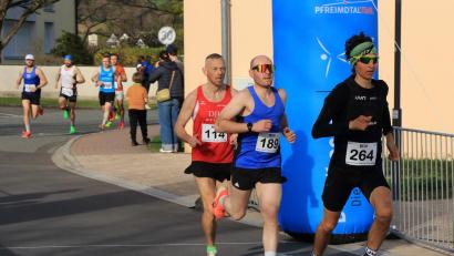 Bild: Thomas Hölzl
Beim 34. Wernberger Straßenlauf nahmen 271 Starterinnen und Starter teil. Den Hauptlauf gewann Andreas Hecht (Nummer 114).