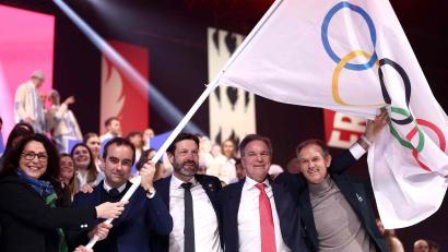 Bild: Alex Martin/AFP/dpa
Vier Jahre vor den Olympischen Winterspielen in Frankreich gibt es Streit um den Austragungsort für Eishockey.