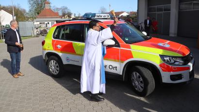 Bild: mrr
Pater Joseph John erteilte den kirchlichen Segen bei der Fahrzeugweihe des Einsatzfahrzeuges der Helfer vor Ort Rieden.