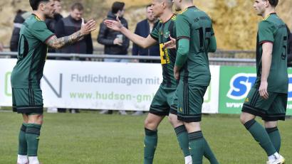 Bild: Hubert Ziegler
Die Spieler der DJK Ammerthal wollen sich bereits in Buckenhofen zur Meisterschaft abklatschen.